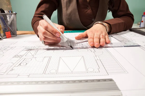 Primer Plano Del Arquitecto Trabajando Planos Diseño Bandeja Dibujo Profesional —  Fotos de Stock