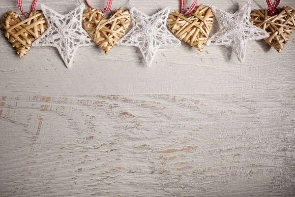 Weihnachtssterne Und Herzdekorationen Auf Weißem Holzhintergrund — Stockfoto