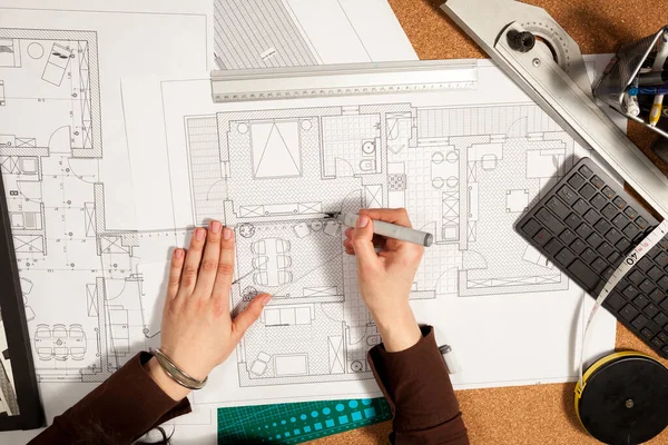 Close Hands Working Blueprints Table Construction Architecture Project Design — Stock Photo, Image