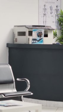 Dikey video: Hastane resepsiyonunda bekleme odası lobisi, sağlık sistemi ve sigortası için ön masadaki muayene belgeleri. Klinikteki tıbbi teşhis merkezi bekleme alanı.