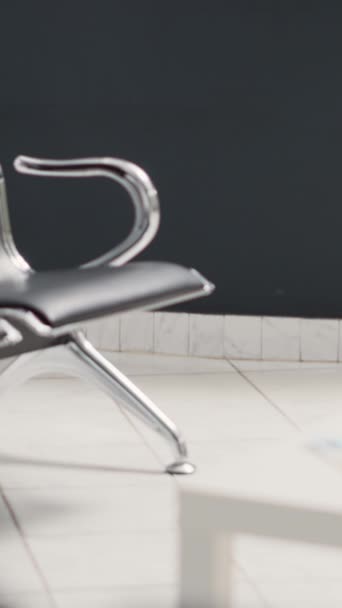 垂直录像 临床设施的空候诊室 医院接待室的椅子 用于咨询和检查医疗保险的诊所 前面的登记表 — 图库视频影像