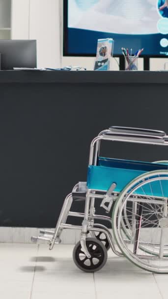 Vídeo Vertical Clínica Médica Amiga Deficiência Vazia Com Cadeira Rodas — Vídeo de Stock