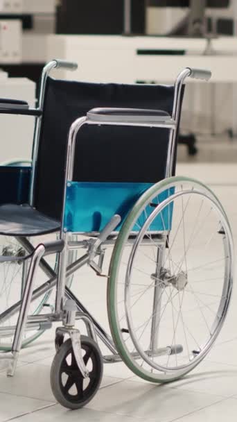 Κατακόρυφο Βίντεο Αναπηρική Καρέκλα Τοποθετημένη Στο Χώρο Υποδοχής Του Νοσοκομείου — Αρχείο Βίντεο