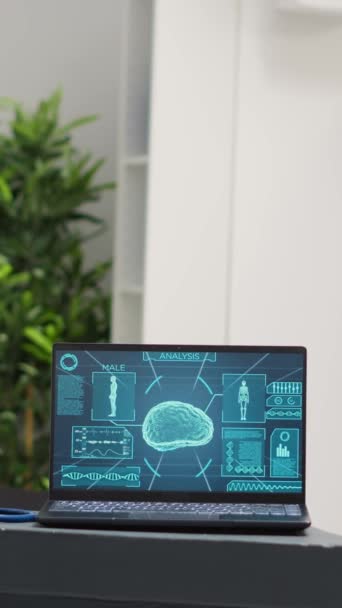 垂直视频 笔记本电脑在办公桌上显示断层扫描 医院的神经科学接待处空无一人 保健中心候诊区的人脑分析 神经学诊断 — 图库视频影像