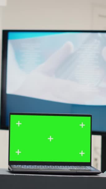 Κάθετη Βίντεο Φορητός Υπολογιστής Οθόνη Greenscreen Στο Γραφείο Τοποθετείται Άδειο — Αρχείο Βίντεο