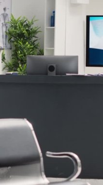 Dikey video: tıbbi alanda boş resepsiyon, bekleme salonu lobisi. Sağlık tesisi sağlık kontrollerine ve konsültasyonlara katılmakta, hastalık ve önleme tedavisine yardımcı olmaktadır.