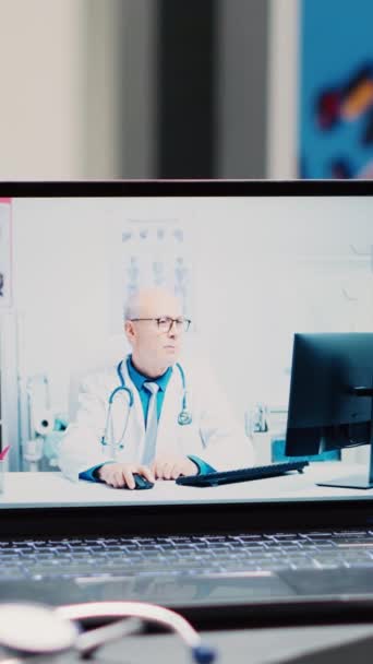 Pionowe Wideo Medyk Korzystający Wideokonferencji Online Recepcji Laptop Umieszczony Ladzie — Wideo stockowe