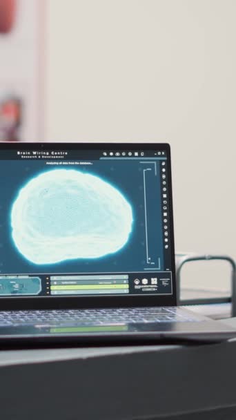 Вертикальное Видео Ноутбук Показывает Нервную Систему Столе Медицинском Диагностическом Центре — стоковое видео