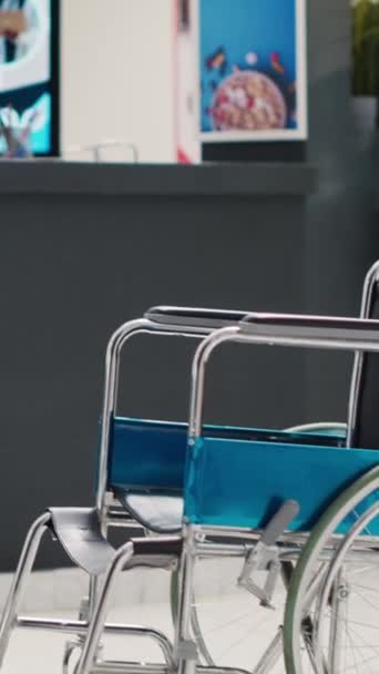 Vídeo Vertical Recepção Clínica Médica Com Cadeira Rodas Lobby Registro — Vídeo de Stock
