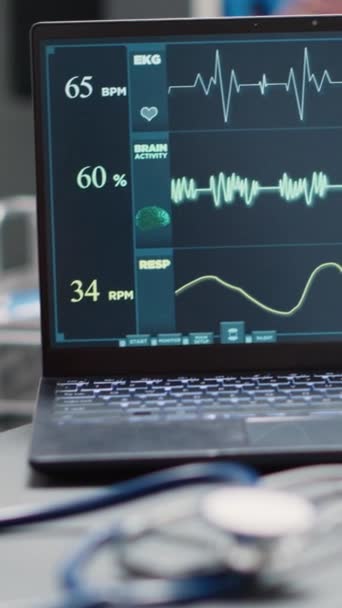 Vídeo Vertical Batimento Cardíaco Laptop Recepção Vazia Executando Cardiograma Para — Vídeo de Stock