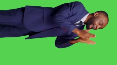 Dikey video: Olumlu iyimser yetişkinlerin el çırpışları ve alkışlamaları, yeşil ekranda poz vermeleri. Genç işadamı destek veriyor ve tebrik ediyor, ayakta alkışlıyor