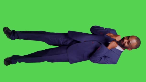 Dikey Video Afro Amerikan Yöneticinin Yumruklarla Boks Yapmaya Hazırlandığı Havayı — Stok video
