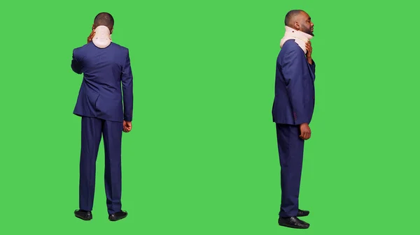 사무실 양복을 자궁경부 칼라를 착용하고 전체가 녹색으로 상처를 근로자 중개인은 — 스톡 사진