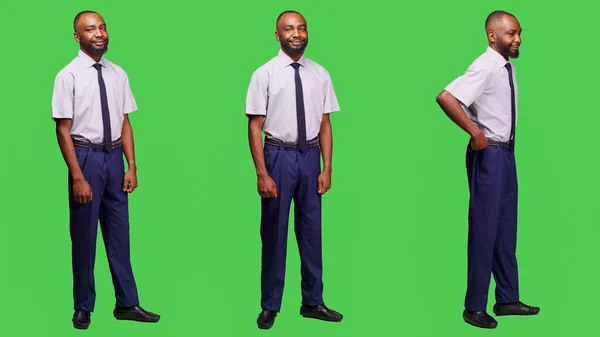 Hombre Negocios Afroamericano Posando Estudio Sobre Fondo Pantalla Verde Cuerpo —  Fotos de Stock