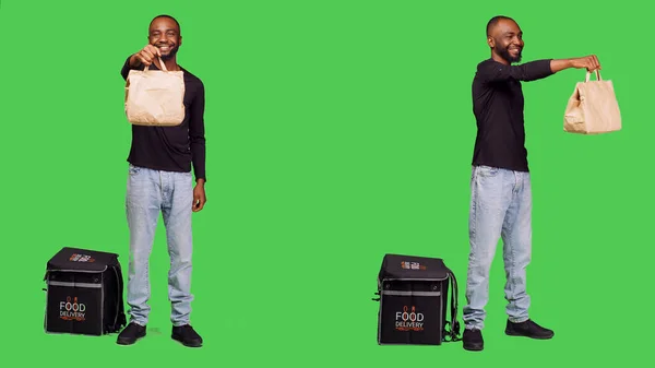 Мужчина Тепловым Рюкзаком Студии Позирует Зеленом Фоне Экрана Африканский Американец — стоковое фото