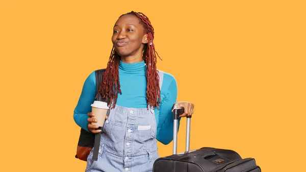 Gülümseyen Gezgin Kamerada Bir Fincan Kahve Içiyor Bavullar Bavullarla Seyahate — Stok fotoğraf