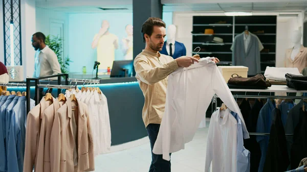 Mağazadan Günlük Kıyafet Alan Genç Bir Adam Modern Kıyafetlerle Dolu — Stok fotoğraf