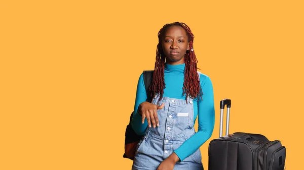 非洲裔美国女孩点头 在镜头前说不 表示消极的手势和不赞成 度假旅行时提着购物车袋的女游客 表现出拒绝和拒绝 — 图库照片