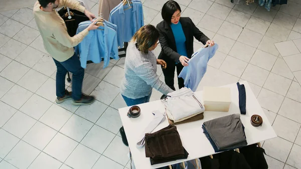 Мультиэтническая Группа Людей Покупает Одежду Розничном Магазине Проверяет Новые Товары — стоковое фото