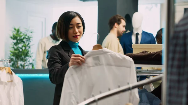 アジアの顧客は ファッショナブルなブランドを使用して 小売店で正式なウェアシャツを見てワードローブを増やす 女性大人購入ファッションブティック商品 小規模ビジネスコンセプト — ストック写真