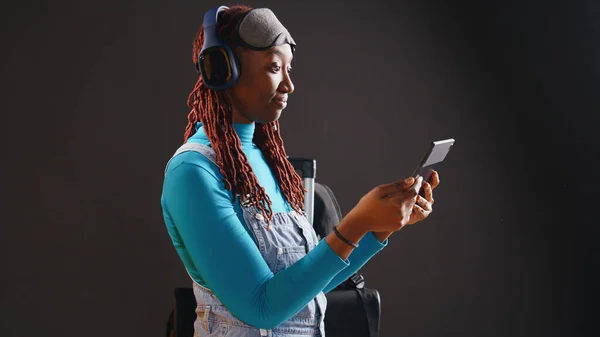 Jovem Adulto Assistindo Série Tablet Estúdio Usando Fone Ouvido Para — Fotografia de Stock