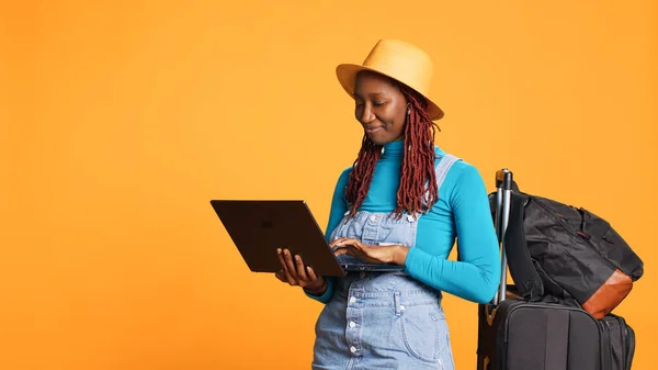 Afrikaanse Amerikaanse Meisje Browsen Website Laptop Met Behulp Van Online — Stockfoto