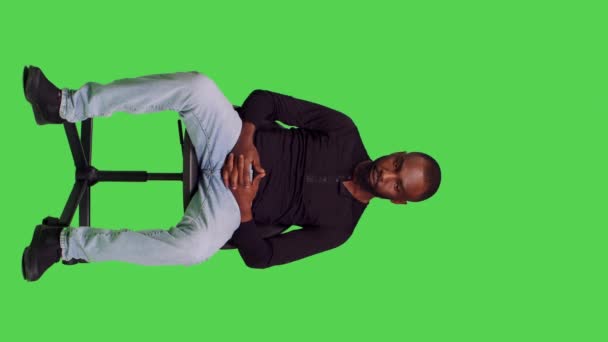 Dikey Video Afro Amerikan Birinin Sandalyede Bir Şey Beklediği Tüm — Stok video
