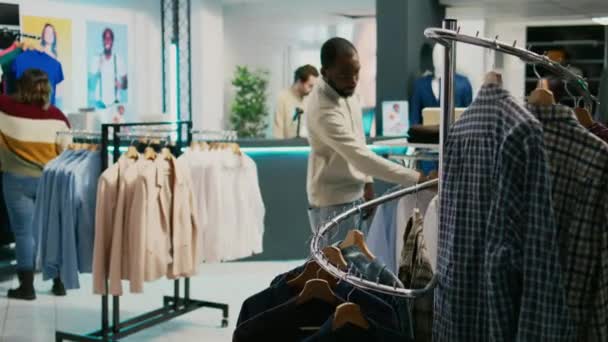 Shopaholic Person Köper Formella Kläder Klädaffär Vill Köpa Nya Trendiga — Stockvideo