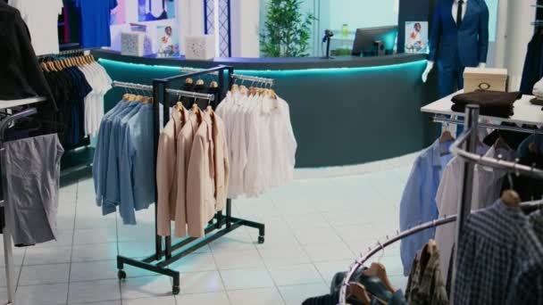 Showroom Einkaufszentrum Mit Kleidung Aus Trendigen Kollektionen Boutique Einzelhandel Mit — Stockvideo