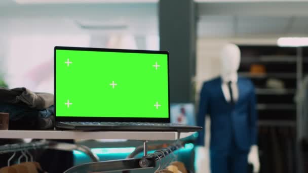 Giyim Mağazasında Yeşil Ekran Görüntülü Modern Dizüstü Bilgisayar Ekranda Izole — Stok video