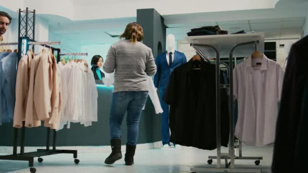 Mutlu Müşteri Soyunma Odasına Gidip Gömlek Deniyor Alışveriş Merkezindeki Raflardaki — Stok video