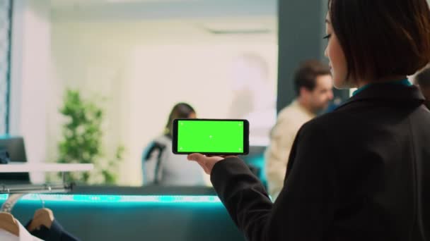 Assistente Asiatico Che Mostra Schermo Verde Isolato Sul Telefono Utilizzando — Video Stock