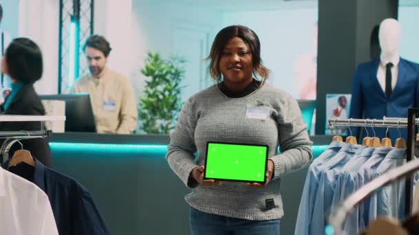 Trabalhador Afro Americano Segurando Tablet Com Greenscreen Atividade Comercial Publicidade — Vídeo de Stock