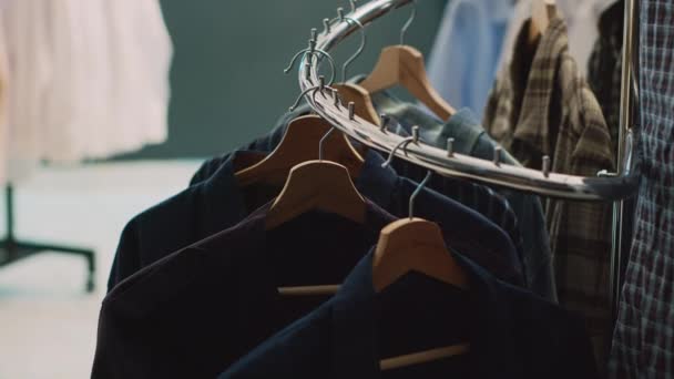 Marché Vêtements Vides Remplis Supports Cintres Vêtements Formels Modernes Suspendus — Video