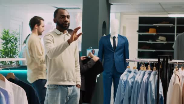 Hombre Afroamericano Mirando Holograma Tienda Utilizando Imagen Holográfica Realidad Aumentada — Vídeos de Stock