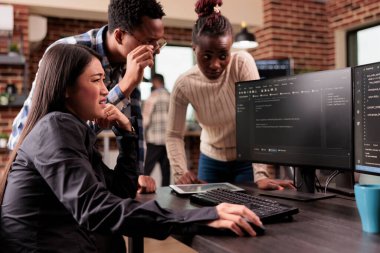 html betiği hakkında konuşan çeşitli programlama mühendisleri, bilgisayardaki kodlara bakıyorlar, sunucu arayüzü geliştirme üzerinde çalışıyorlar. Teknoloji mühendisleri bulut hesaplama projesini büyük verilerle ayrıştırıyorlar.