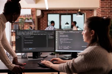 Kod yazmak ve algoritma programı geliştirmek için bilgisayar kullanan mühendisler. Geliştirme şirketinde html betiği ve terminal penceresi ile kullanıcı arayüzü üzerinde çalışan yazılım geliştiricileri.