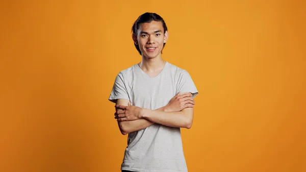 Lässiger Asiatischer Mann Posiert Vor Studiohintergrund Junger Erwachsener Selbstbewusst Und — Stockfoto