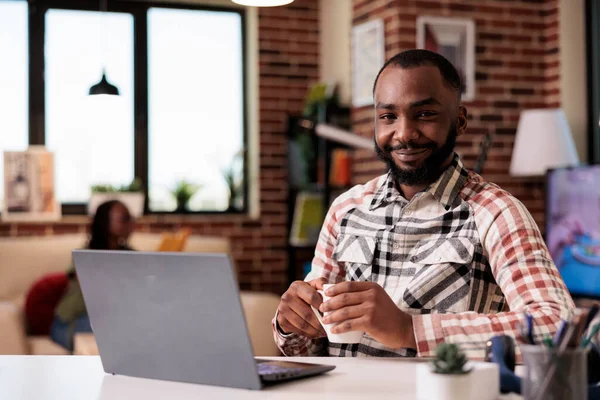Bir Fincan Kahve Çay Içerken Kameraya Gülümseyen Afro Amerikan Programcının — Stok fotoğraf