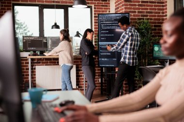 Teknoloji mühendisleri güvenlik sistemini kodlamak için ikili kod kullanıyorlar, güvenlik duvarı şifrelemesini programlıyorlar. Kodlama yazılımında ağ geliştirmek için program veri sunucusu ile çalışan çeşitli takımlar. Programcı kavramı