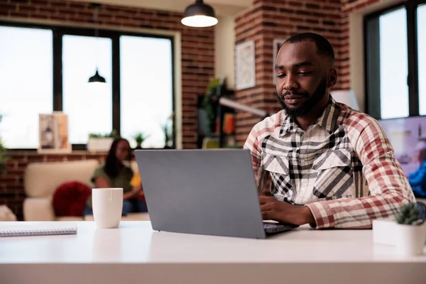 Afrykański Amerykański Programista Pisze Kod Wpisując Klawiaturze Laptopa Podczas Gdy — Zdjęcie stockowe