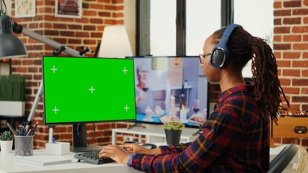 Kulaklık Takan Bilgisayar Masaüstünde Yeşil Ekran Kullanan Serbest Çalışan Bir — Stok fotoğraf