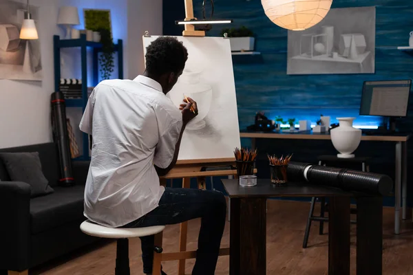 예술가 캔버스에 연필로 작품을 만들고 스튜디오에 앉아서 그림을 그리는 아프리카 — 스톡 사진