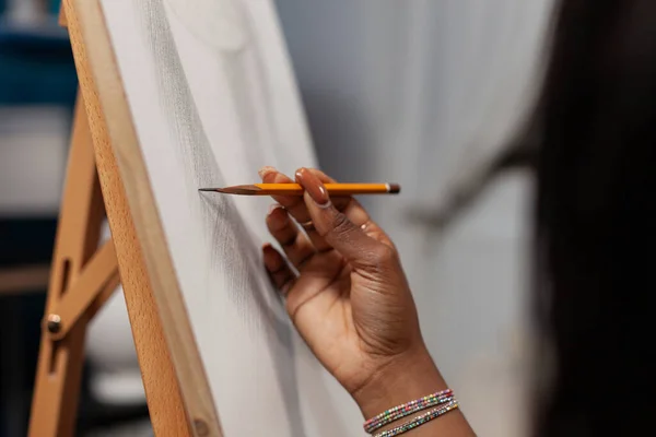 ドローイング ワークショップでは キャンバスに鉛筆でストロークを作るアフリカ系アメリカ人女性アーティストの手によって閉じられます 未確認の創作者がスタジオで作品を仕上げ — ストック写真