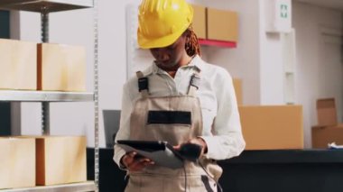 Dijital tablet üzerinde çeşitli çalışanlar, depo malları için depo ürünleri paketlerine bakıyor. Kadın ve erkek barkodları tarıyor lojistik ve endüstriyel kargo için. El kamerasıyla..