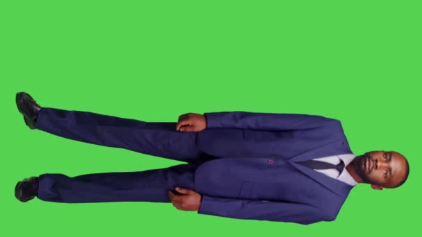 Dikey Video Afrikalı Amerikalı Adamının Stüdyoya Baktığı Bir Şeyler Beklediği — Stok video