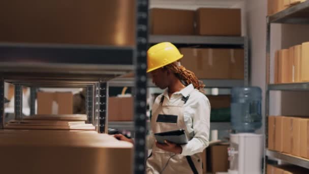 穿着工作服的年轻人检查平板电脑上的产品清单 用扫描仪计数商品盒和包装的数量 与货物一起在仓库工作的女雇员 — 图库视频影像