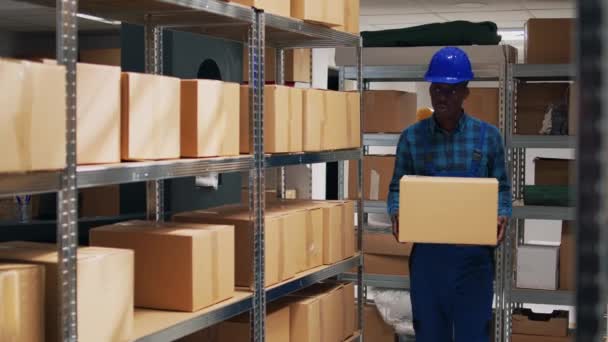 Африканский Американец Помощью Сканера Планшета Сканирует Штрих Коды Товаров Упакованных — стоковое видео