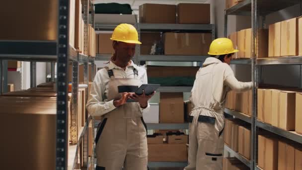 Vrouwelijke Werknemer Overalls Controleren Tablet Inventaris Met Behulp Van Apparaat — Stockvideo