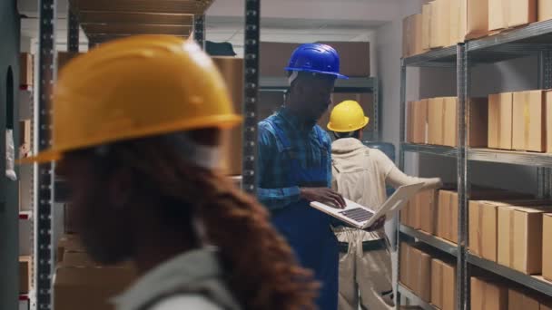 Afro Amerikaanse Man Gebruikt Laptop Opslagruimte Werkt Aan Voorraad Logistiek — Stockvideo
